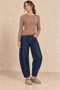 Pull taupe avec jean barrel bleu brut et mules fourrées, chevilles découvertes