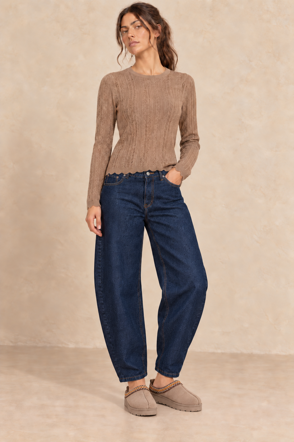 Pull taupe avec jean barrel bleu brut et mules fourrées, chevilles découvertes