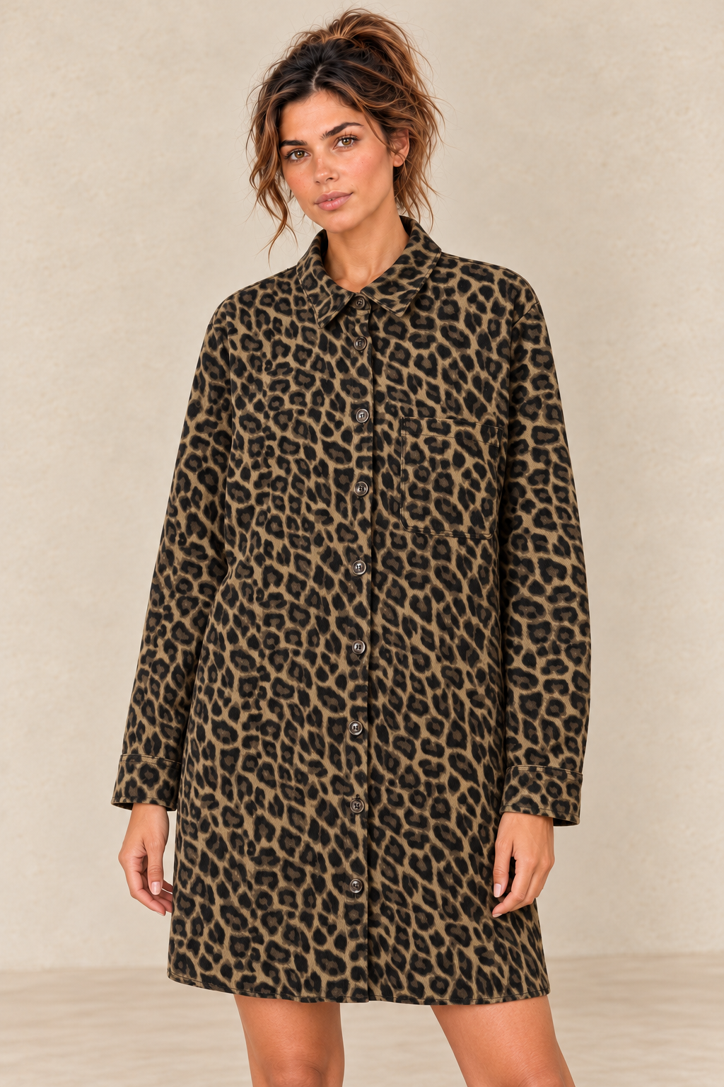 Robe chemise léopard close-up, mannequin brune sur fond beige