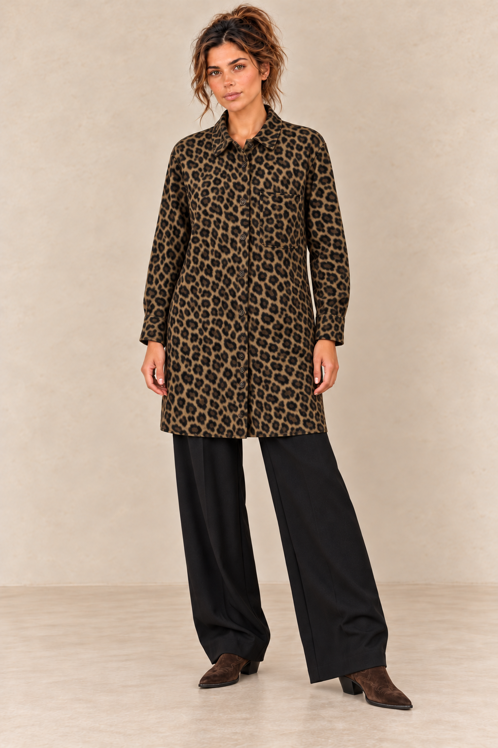 Robe chemise léopard fermée avec pantalon noir et santiags chocolat
