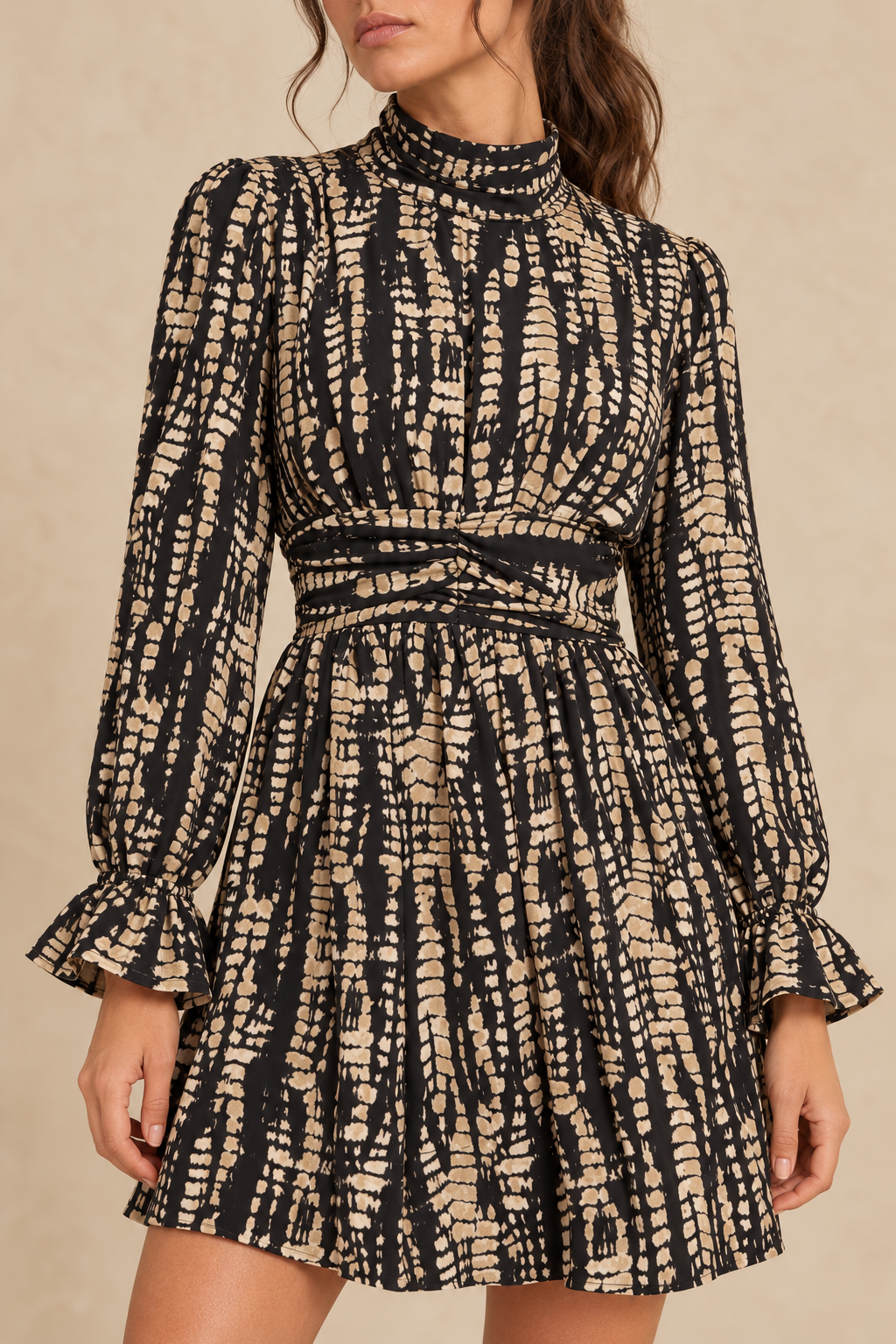 Robe col montant noire et beige — détail de la taille drapée