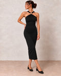 Robe longue noire drapée portée