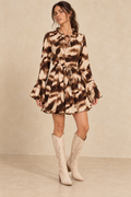 Robe marron et beige avec santiags beige clair — face