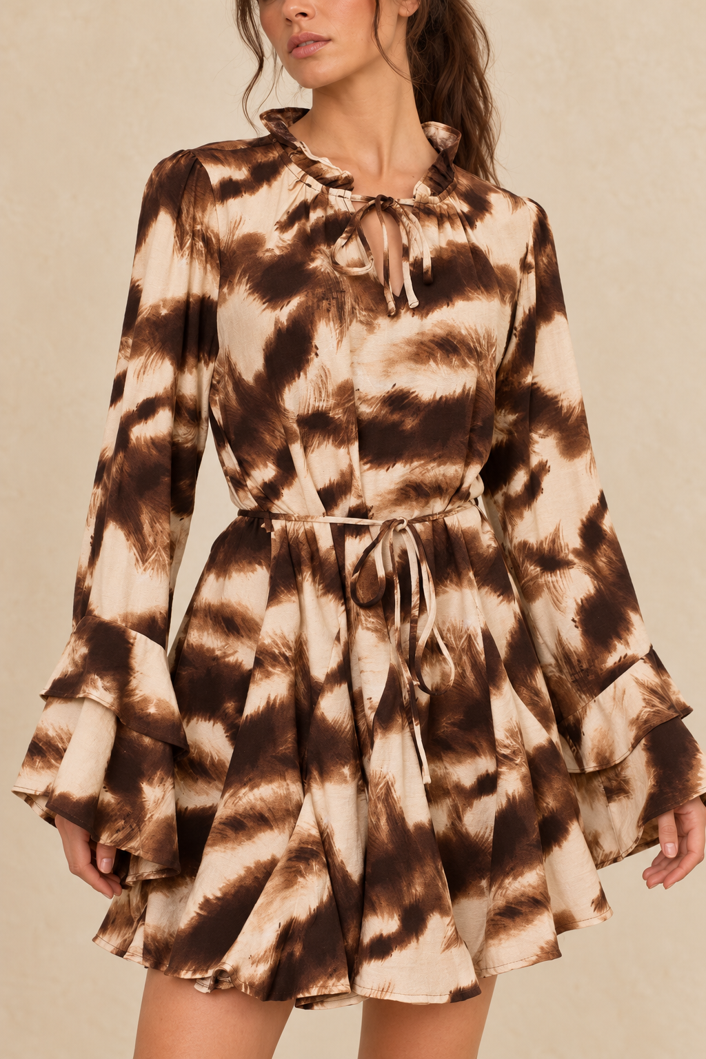 Robe marron et beige — détails des liens et manches à volants