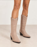 Santiags hautes beige taupe portées, vue de face