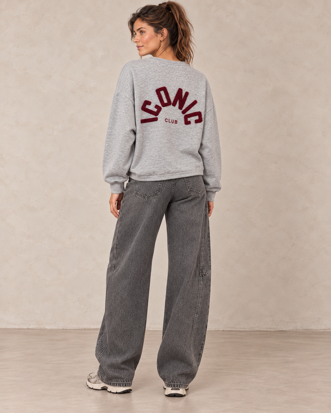 Sweat ICONIC gris chiné — look en pied de dos