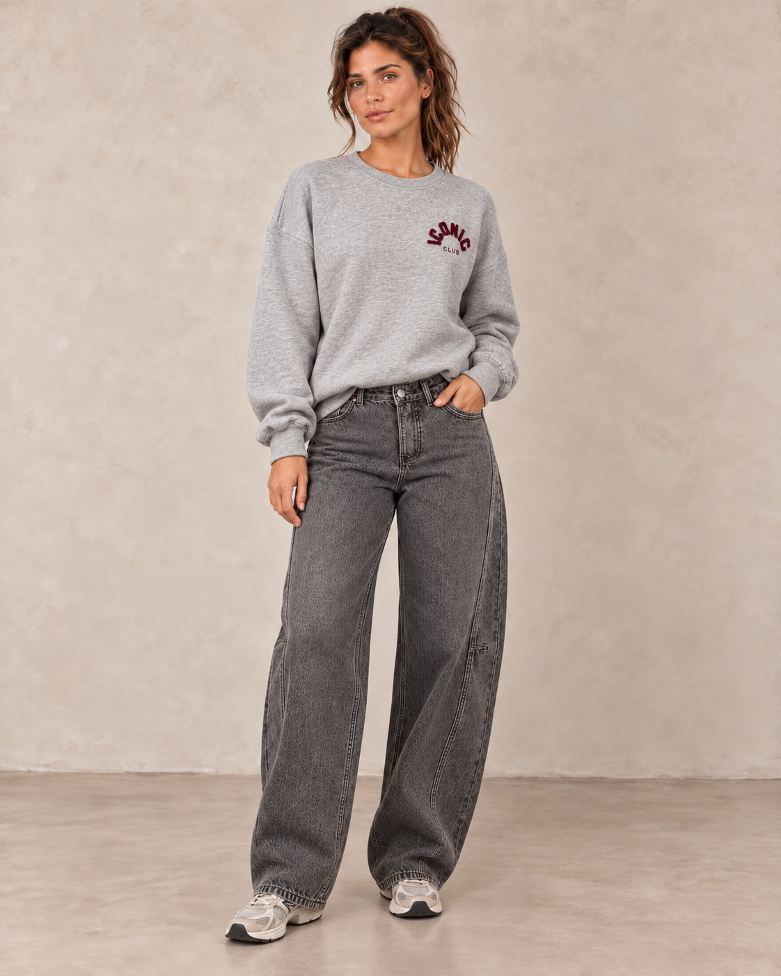 Sweat ICONIC gris chiné — look en pied de face