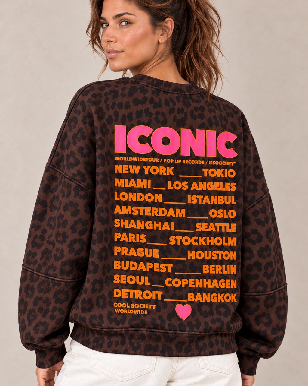 Sweat ICONIC léopard chocolat — close-up du motif au dos