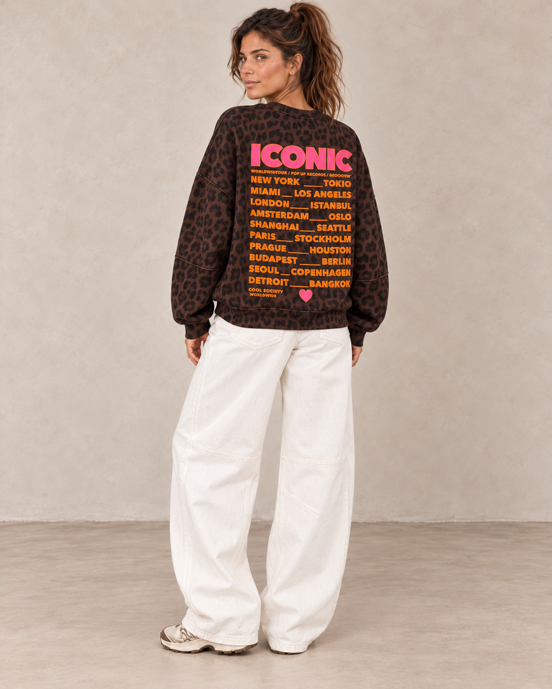 Sweat ICONIC léopard chocolat — look en pied de dos