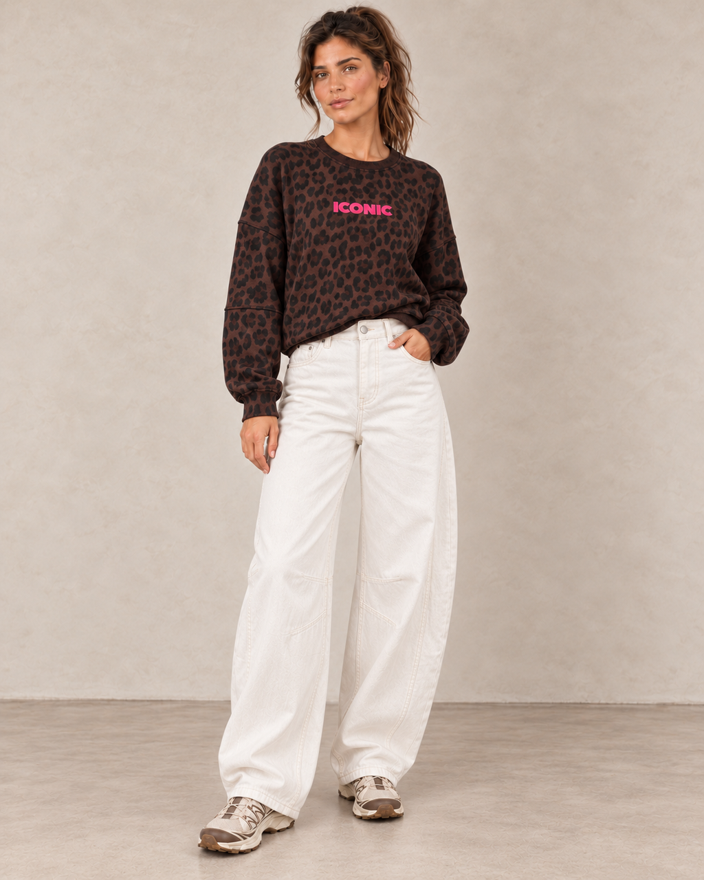 Sweat ICONIC léopard chocolat — look en pied de face