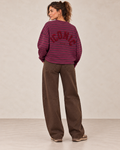Sweat ICONIC rayé prune et chocolat — look en pied de dos