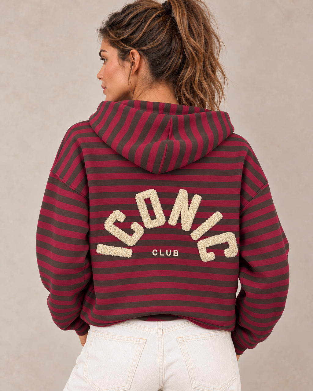 Sweat marinière ICONIC CLUB bordeaux — gros plan du dos et du lettrage