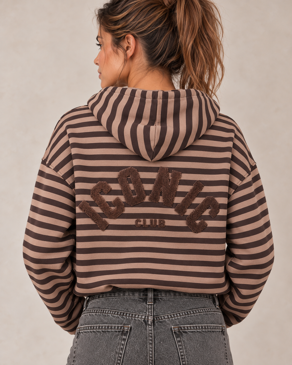 Sweat marinière ICONIC CLUB camel — gros plan du dos et du lettrage