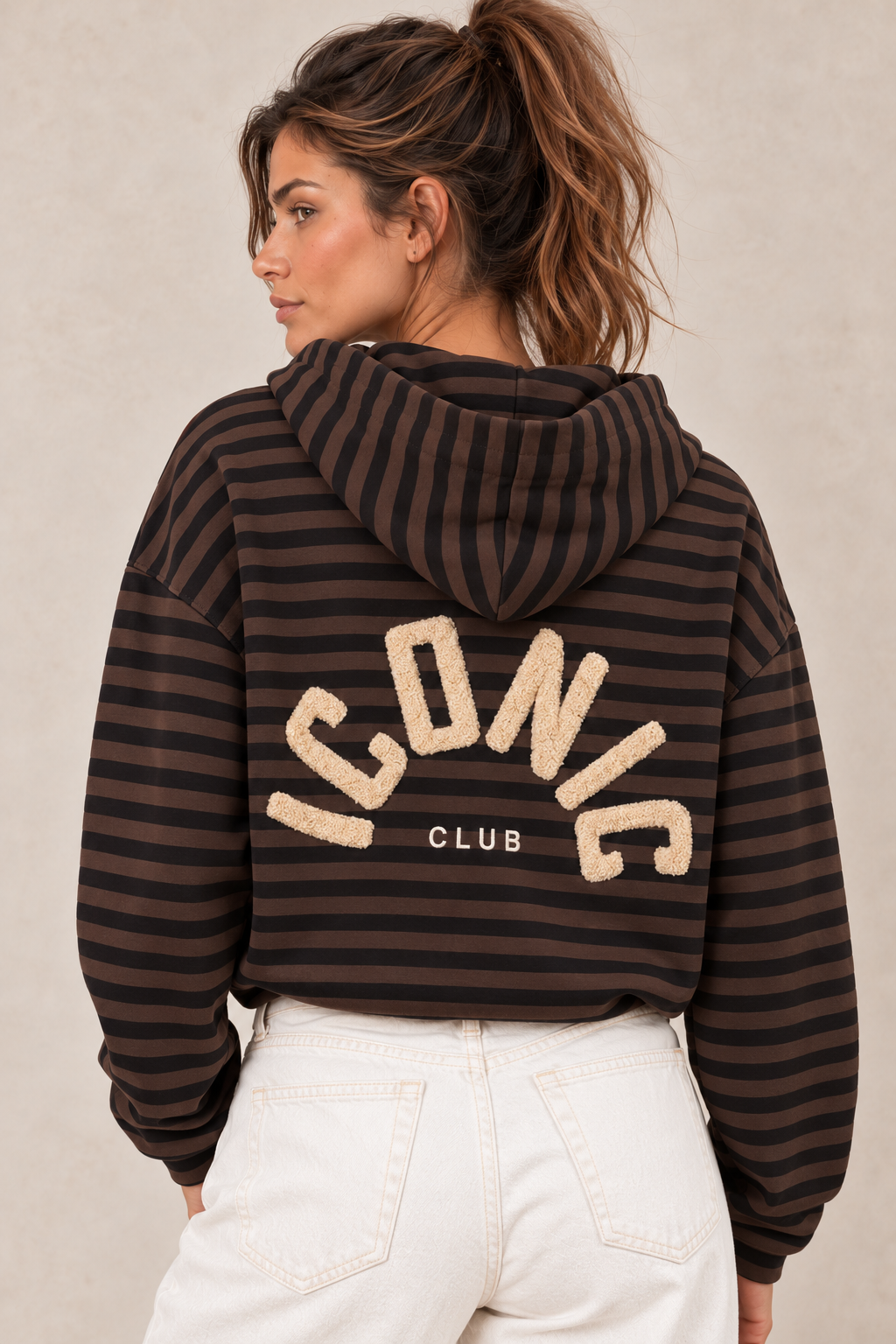 Sweat marinière ICONIC CLUB chocolat — gros plan du dos et du lettrage