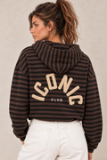 Sweat marinière ICONIC CLUB chocolat — gros plan du dos et du lettrage