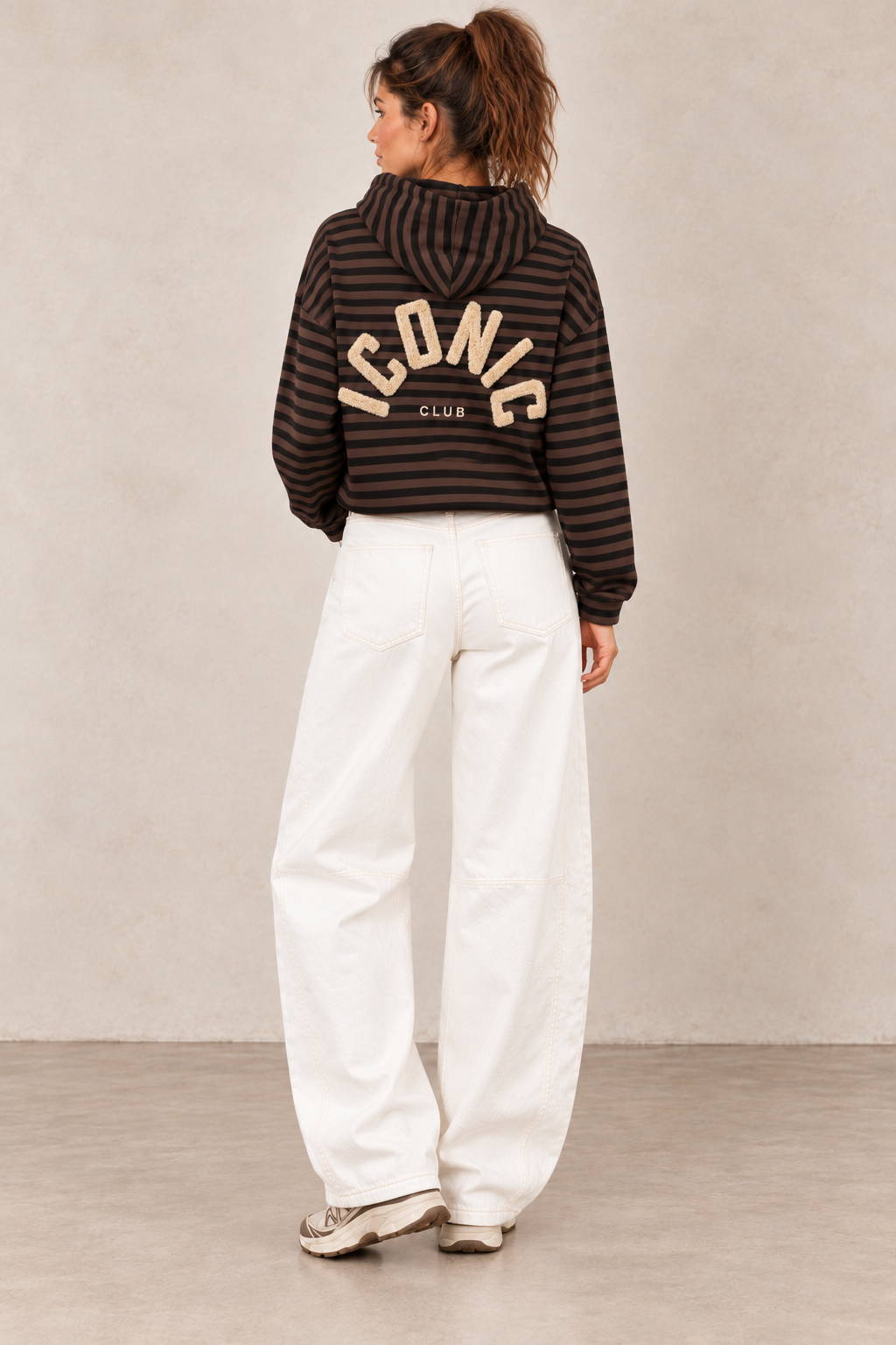 Sweat marinière ICONIC CLUB chocolat — look de dos en pied