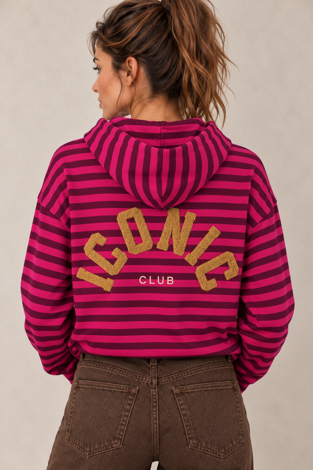 Sweat marinière ICONIC CLUB fuchsia — gros plan du dos et du lettrage