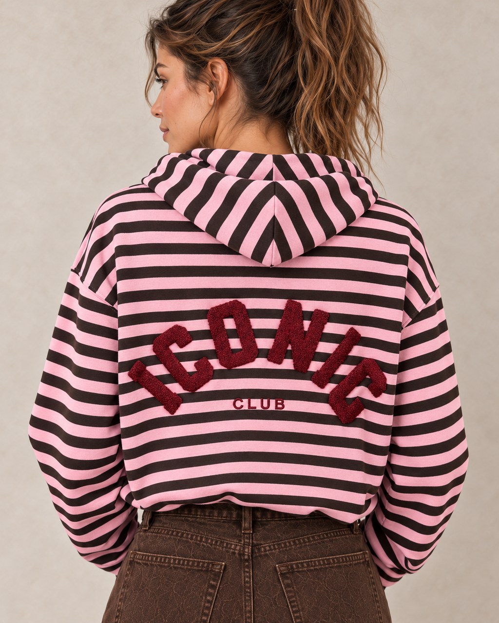 Sweat marinière ICONIC CLUB rose — gros plan du dos et du lettrage