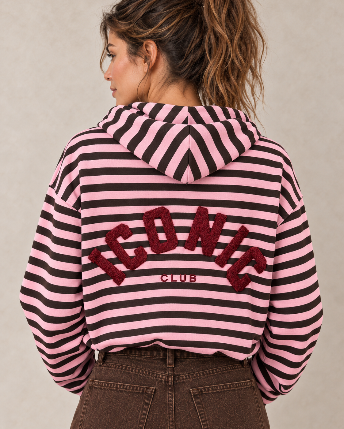Sweat marinière ICONIC CLUB rose — gros plan du dos et du lettrage