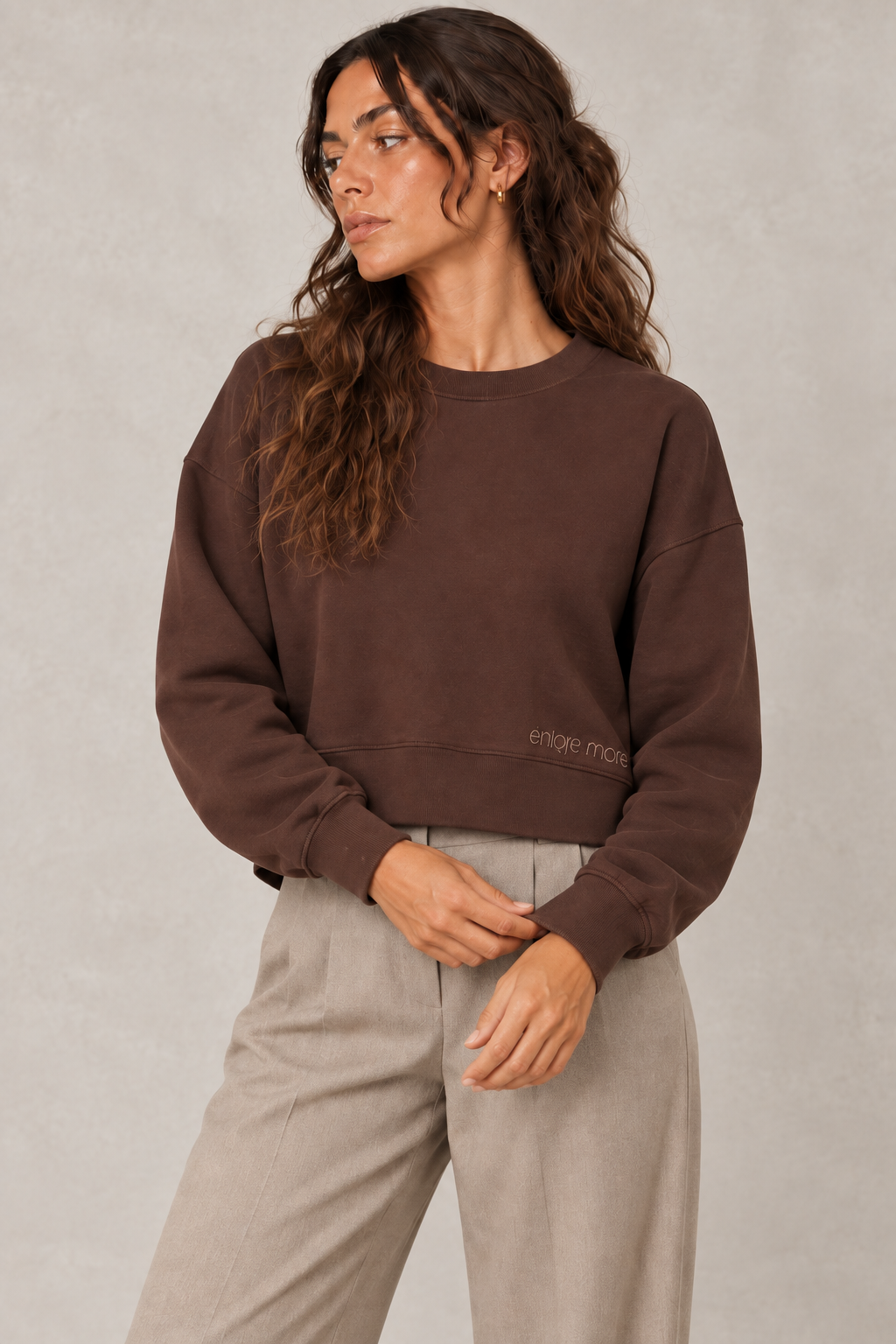 Close-up du sweat La Dolce Vita chocolat porté