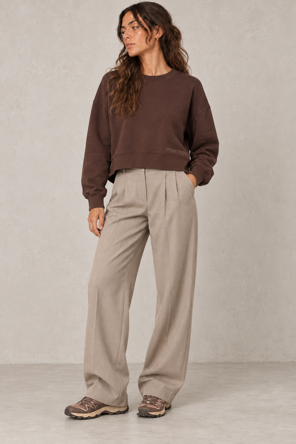 Sweat La Dolce Vita chocolat porté avec pantalon à pinces