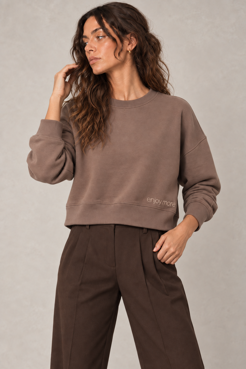 Close-up du sweat La Dolce Vita taupe porté
