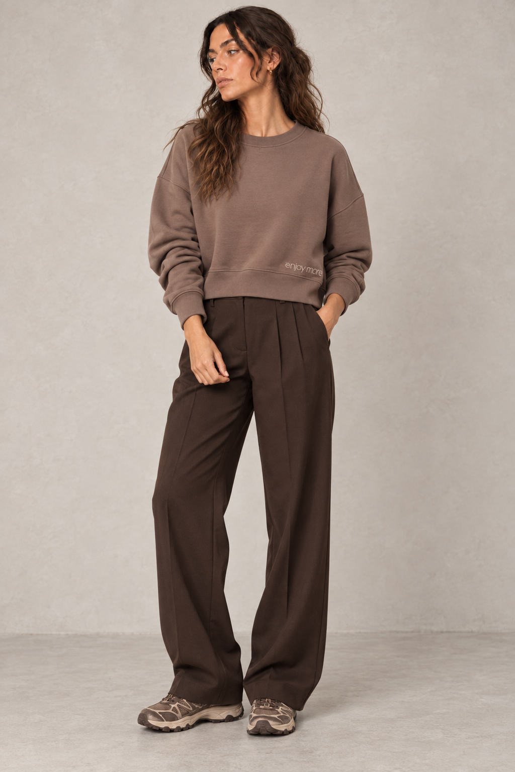 Sweat La Dolce Vita taupe porté avec pantalon à pinces