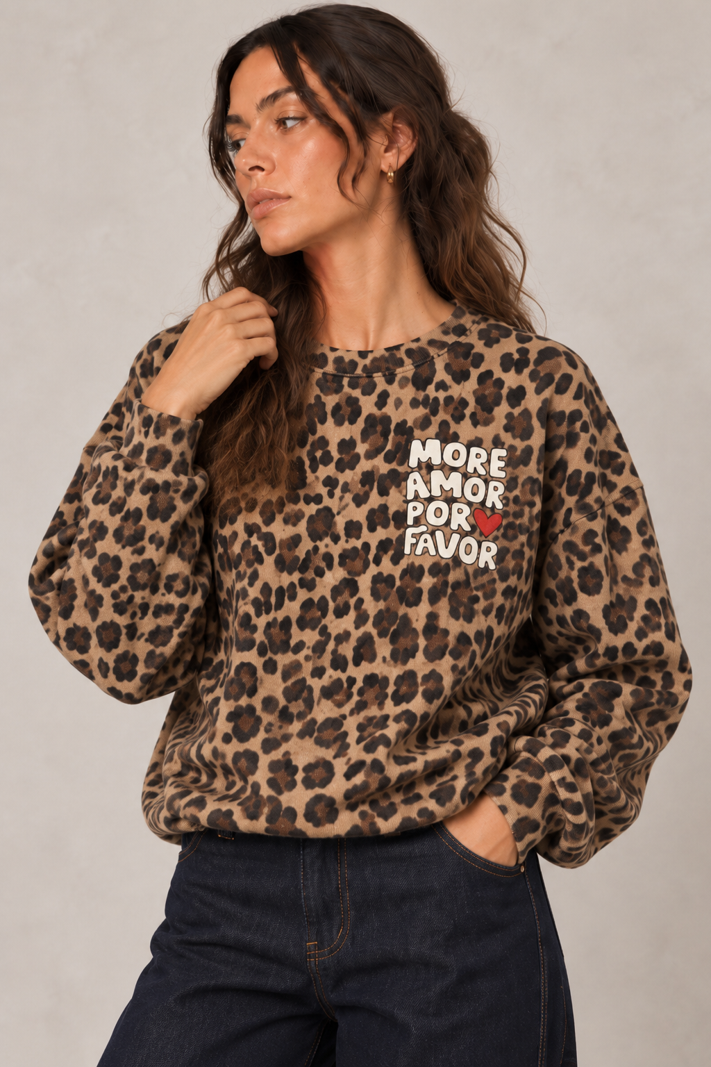 Close-up du sweat léopard camel More Amor Por Favor