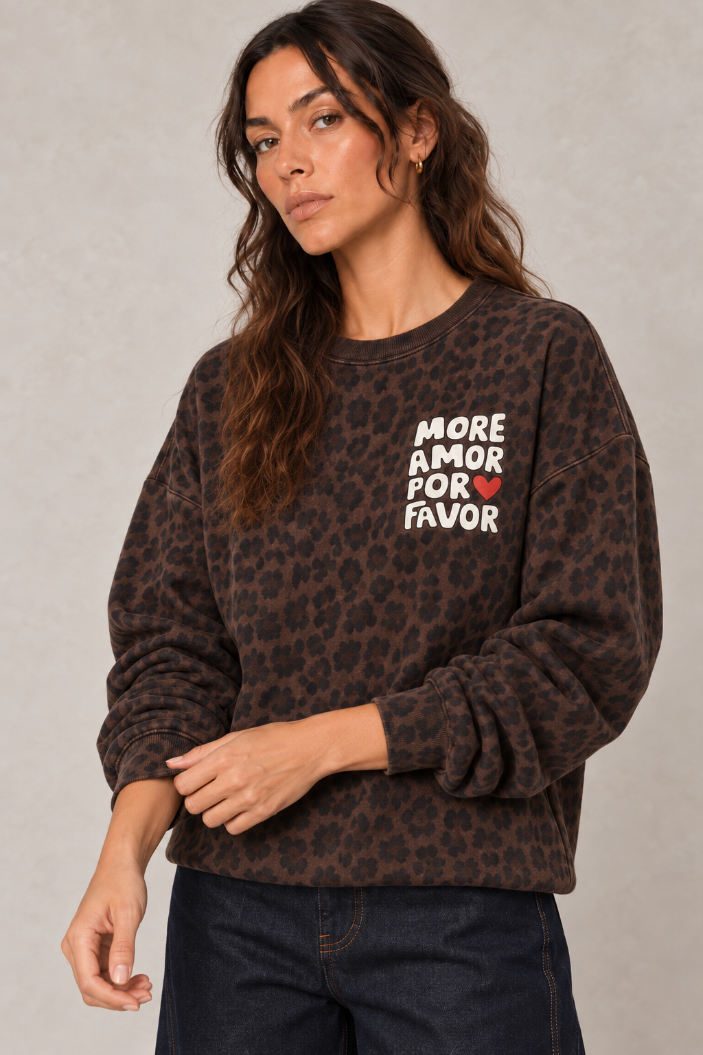 Close-up du sweat léopard chocolat More Amor Por Favor