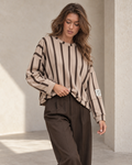 Sweat oversize beige rayé chocolat porté par le mannequin Le Coin Sauvage