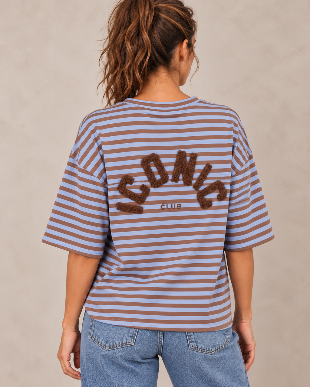 T-shirt loose ICONIC CLUB bleu et chocolat — close-up de dos