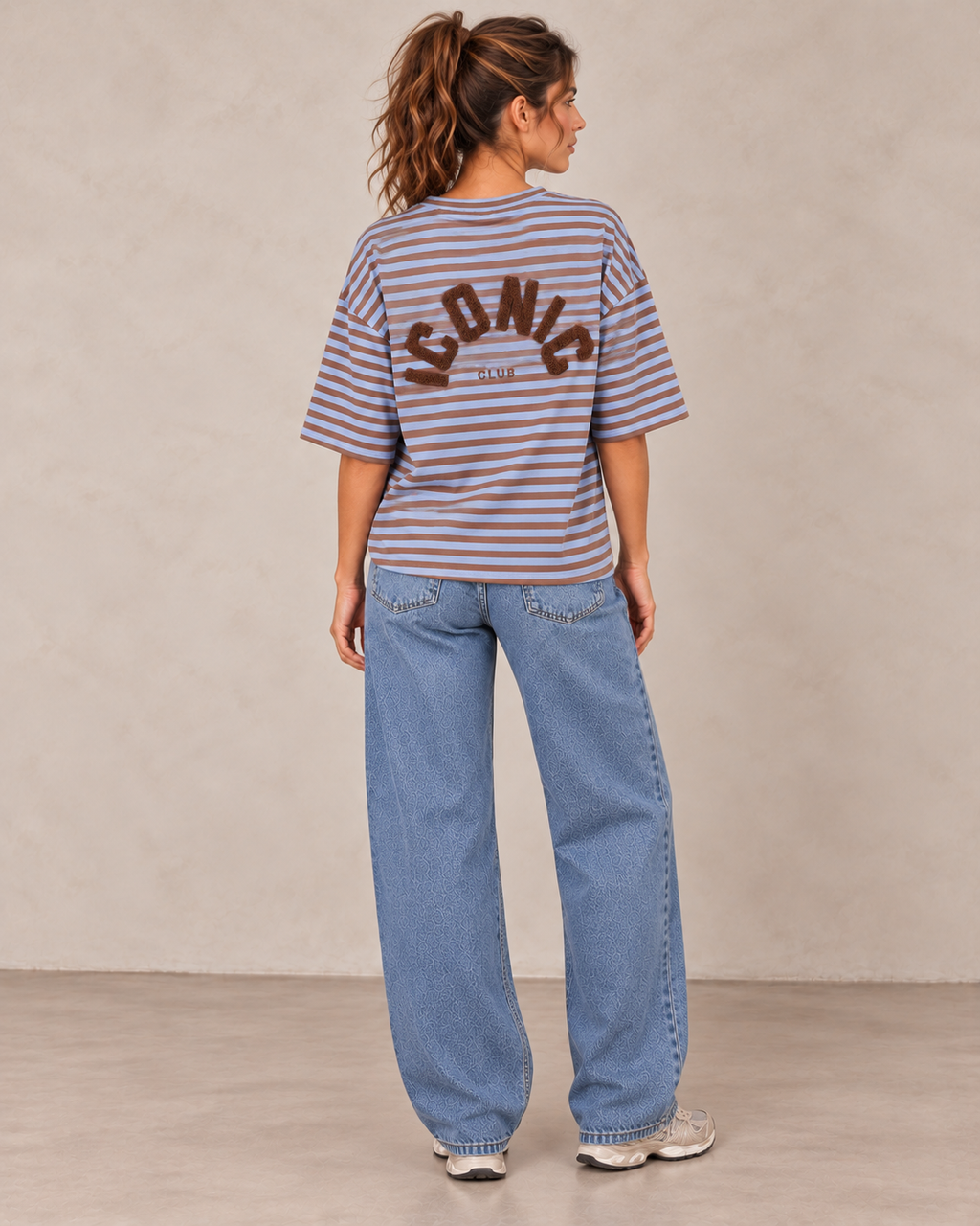 T-shirt loose ICONIC CLUB bleu et chocolat — vue de dos en pied