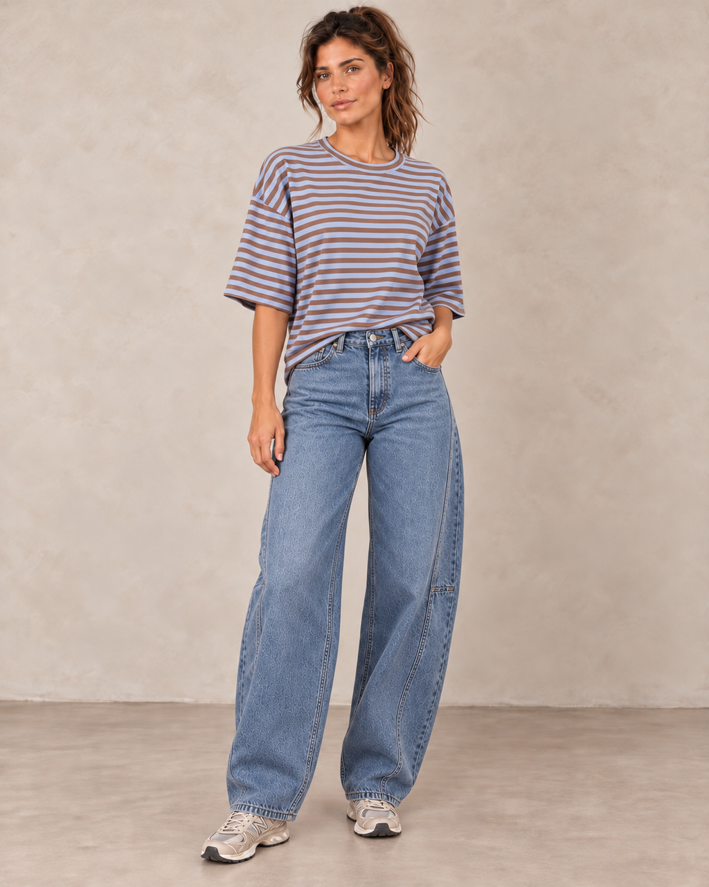 T-shirt loose ICONIC CLUB bleu et chocolat — vue de face en pied