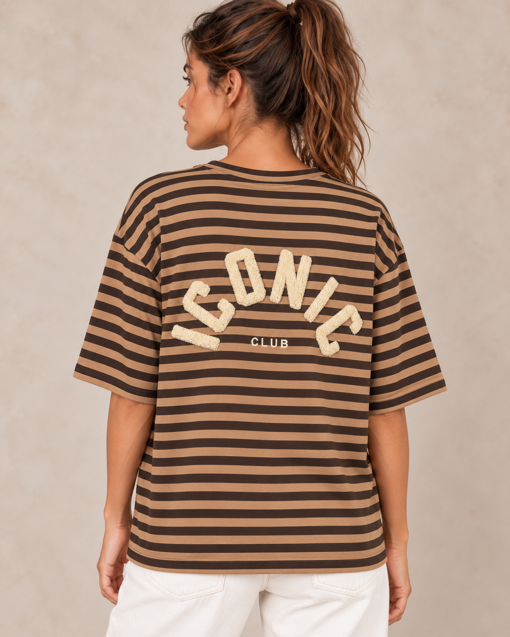 T-shirt loose ICONIC CLUB camel et chocolat — close-up de dos