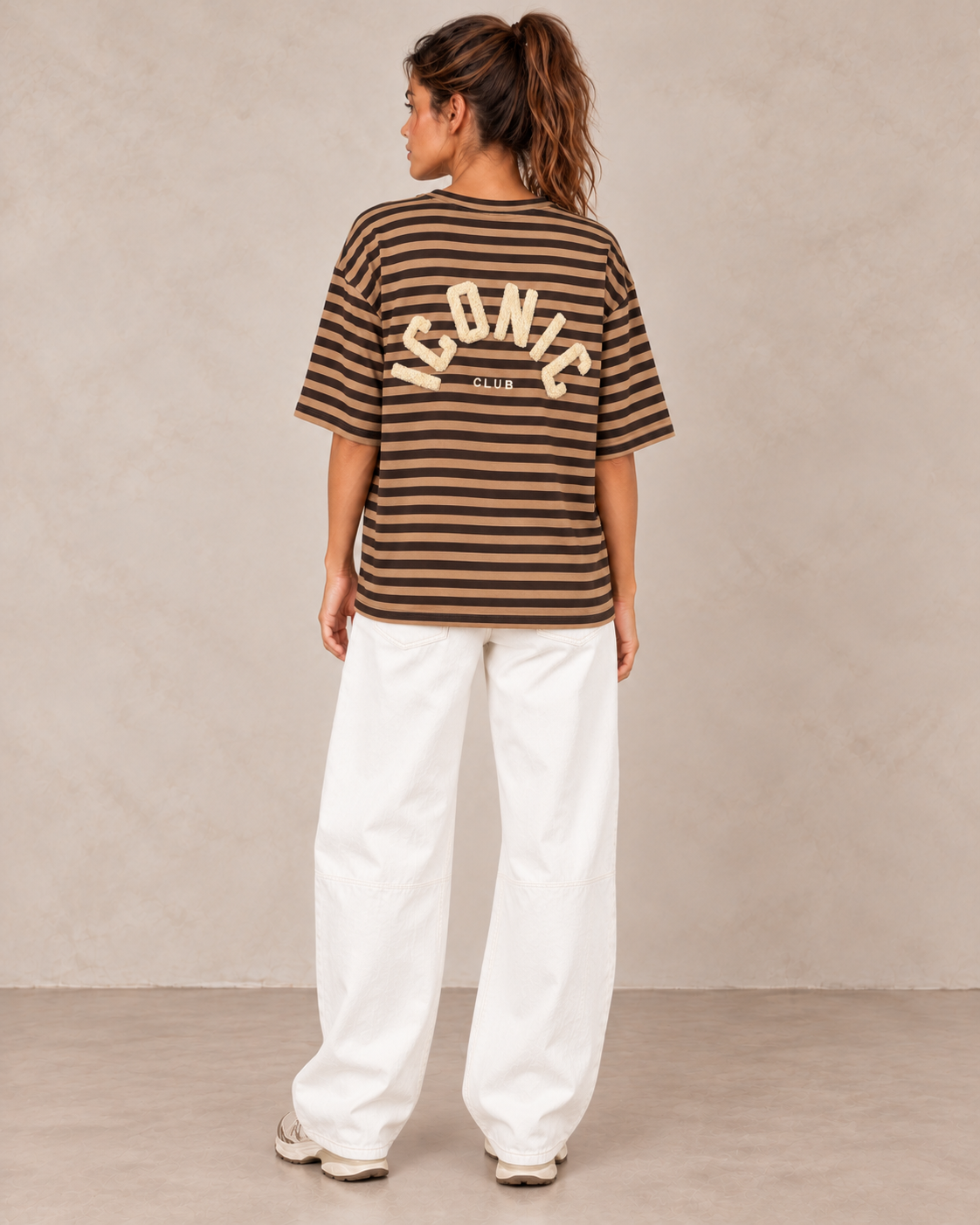 T-shirt loose ICONIC CLUB camel et chocolat — vue de dos en pied