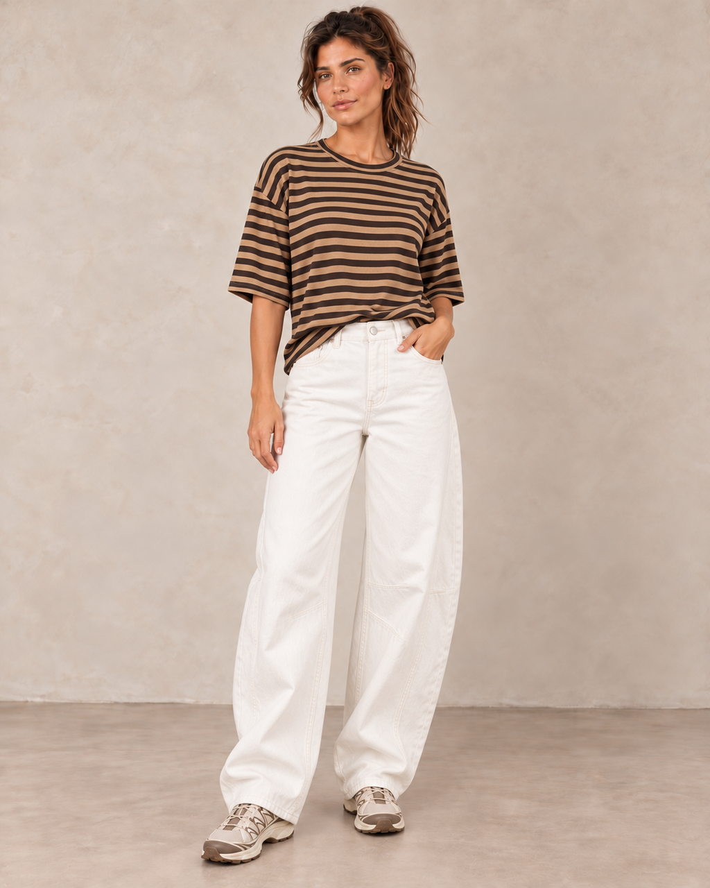 T-shirt loose ICONIC CLUB camel et chocolat — vue de face en pied