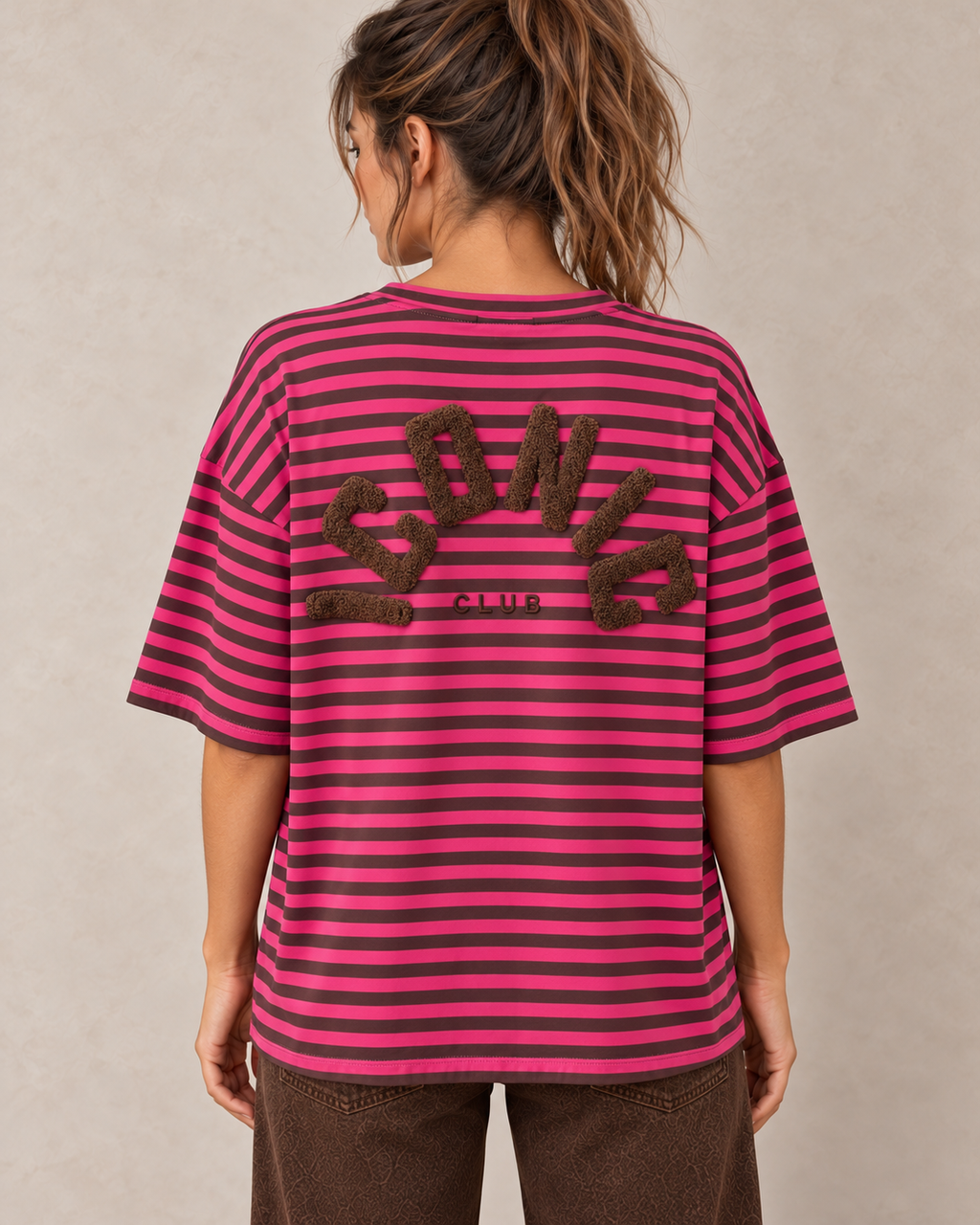 T-shirt loose ICONIC CLUB fuchsia et chocolat — close-up de dos