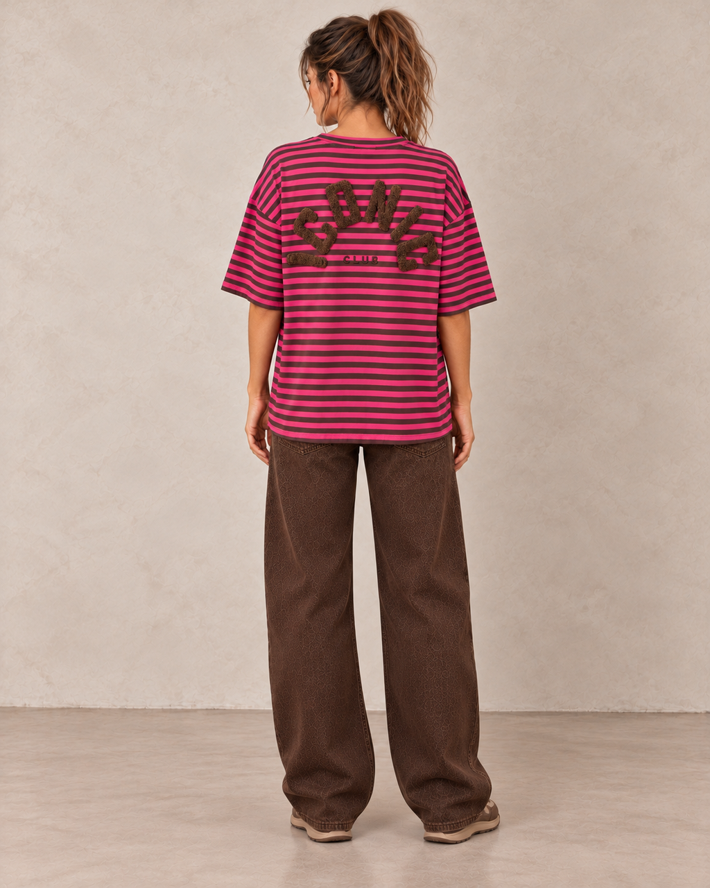 T-shirt loose ICONIC CLUB fuchsia et chocolat — vue de dos en pied