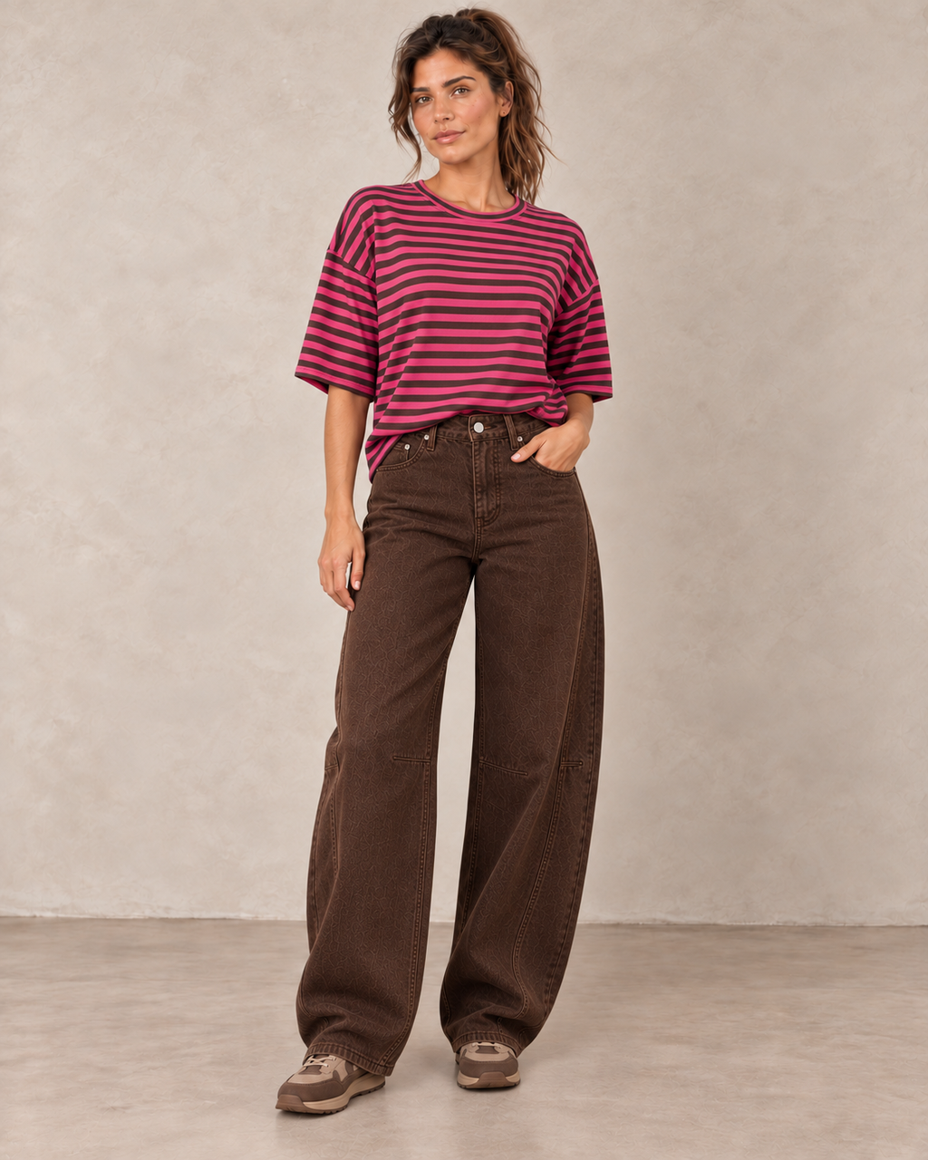 T-shirt loose ICONIC CLUB fuchsia et chocolat — vue de face en pied