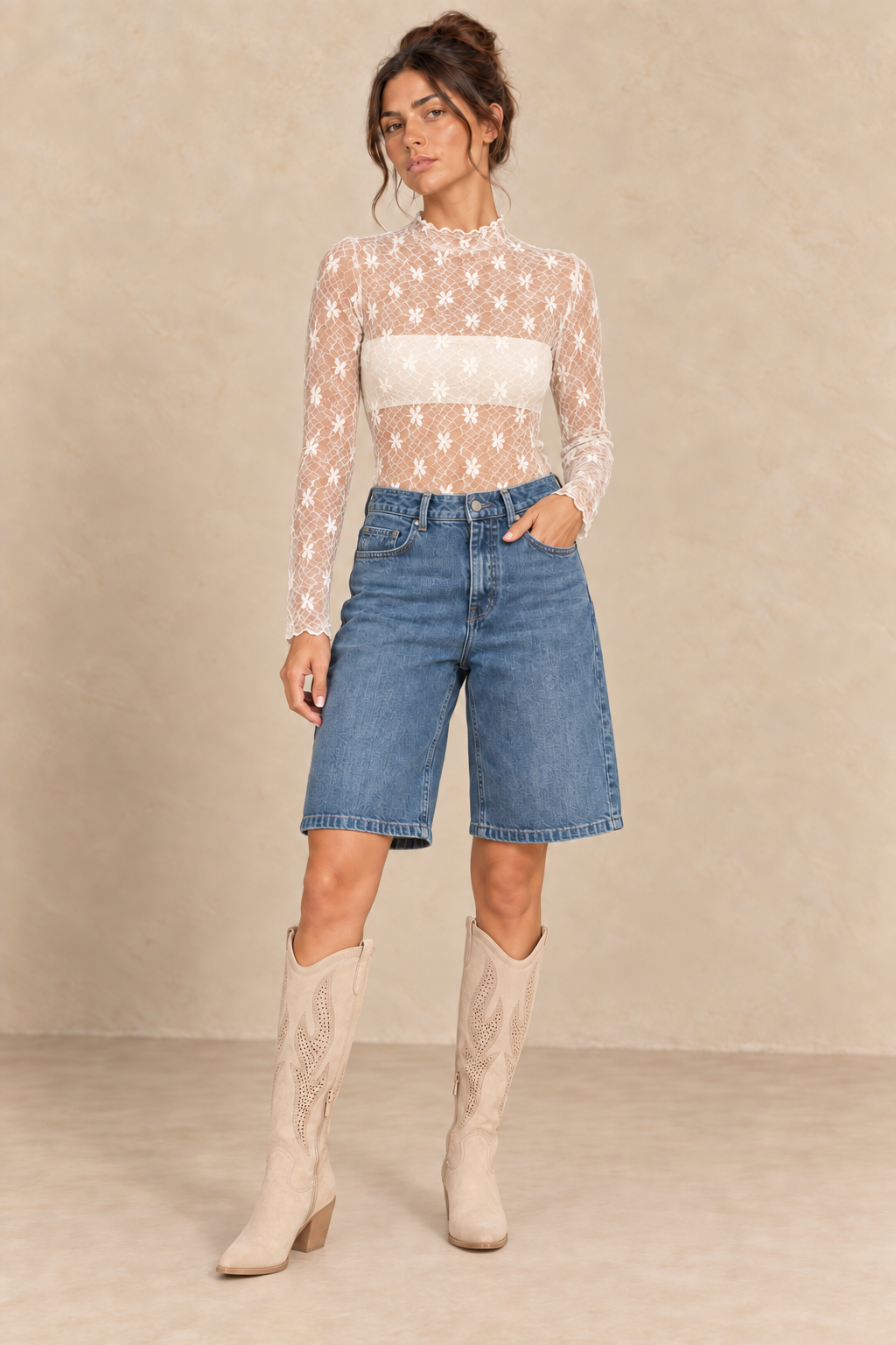Top dentelle beige porté avec un bandeau sans bretelles non inclus