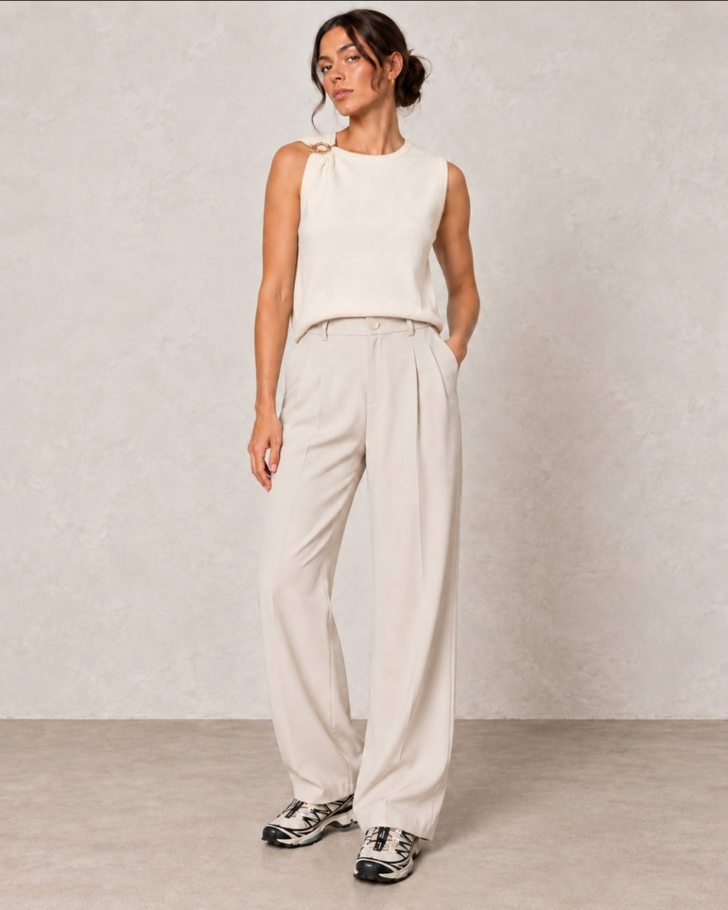 Top en maille sans manches écru avec détail doré - silhouette entière