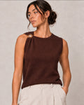Top en maille sans manches marron avec détail doré - gros plan