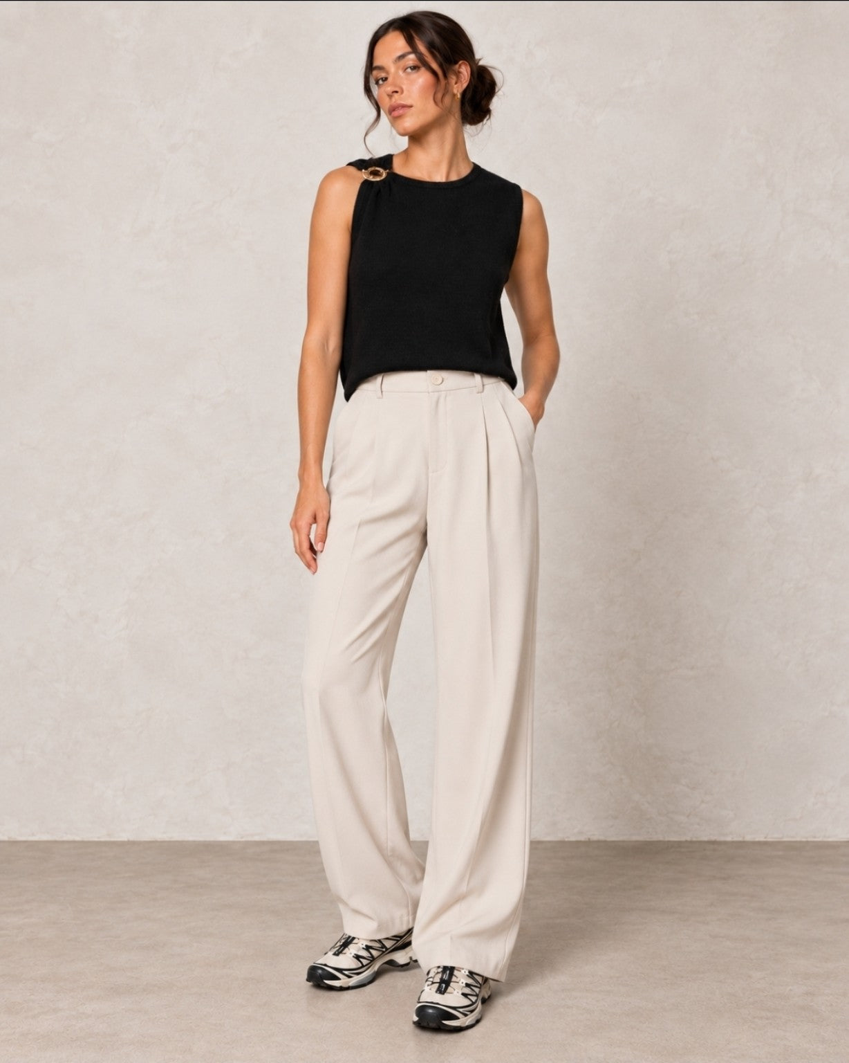 Top en maille sans manches noir avec détail doré - silhouette entière