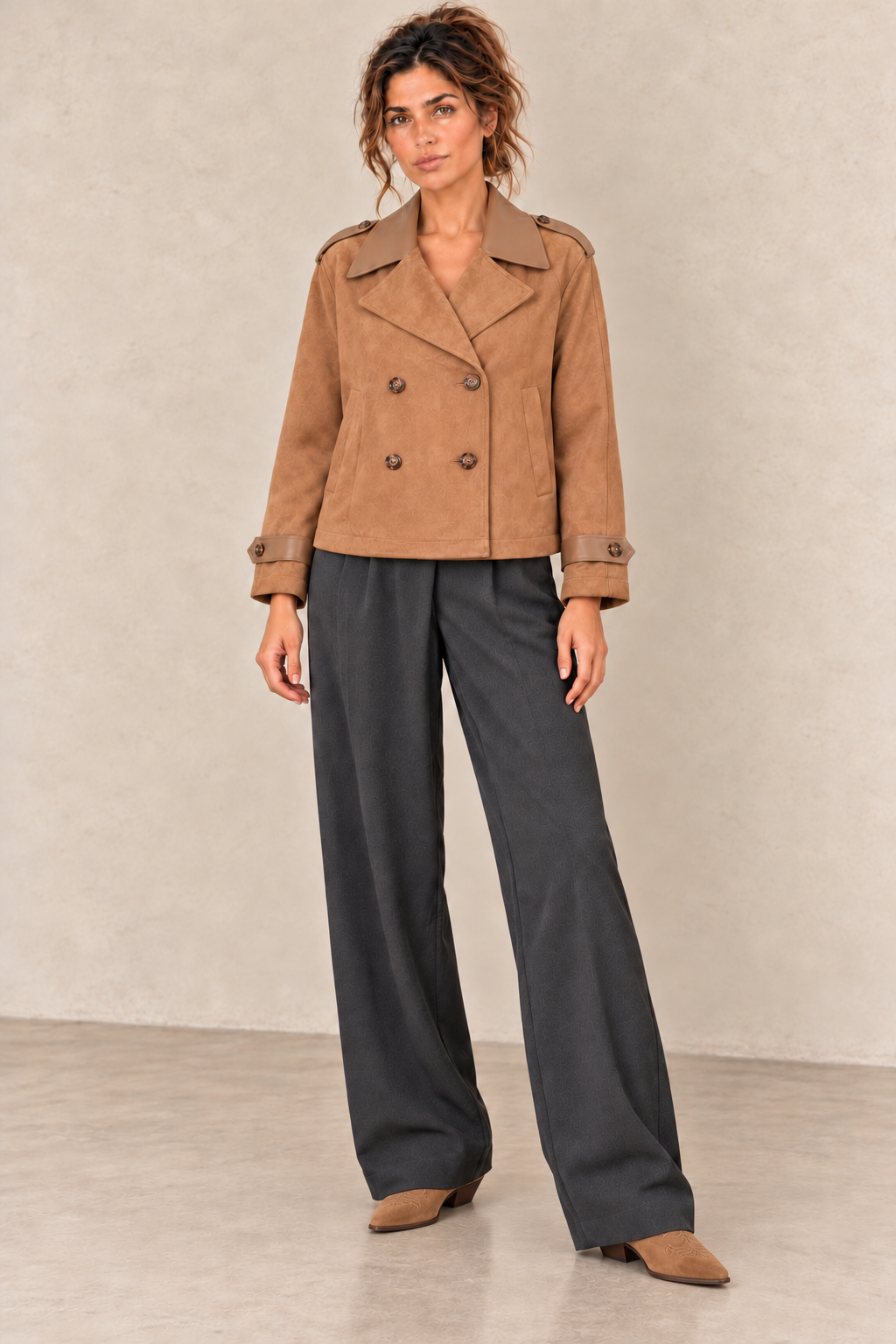 Trench court camel ferme avec pantalon à pinces et santiags en daim assorties à petits talons