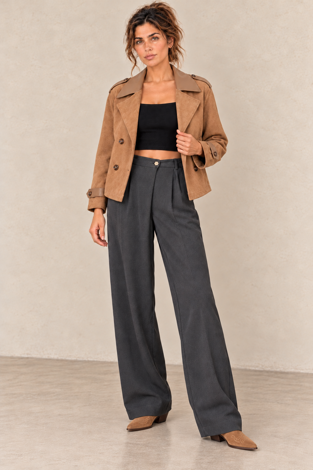 Trench court camel ouvert avec pantalon à pinces et santiags en daim assorties à petits talons
