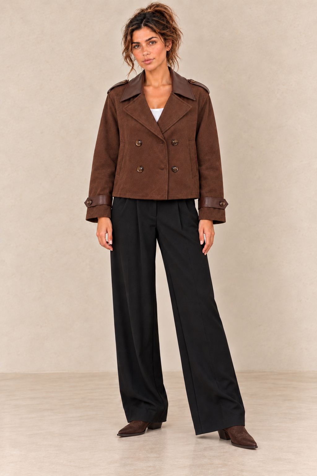 Trench court chocolat ferme avec pantalon à pinces et santiags en daim assorties à petits talons