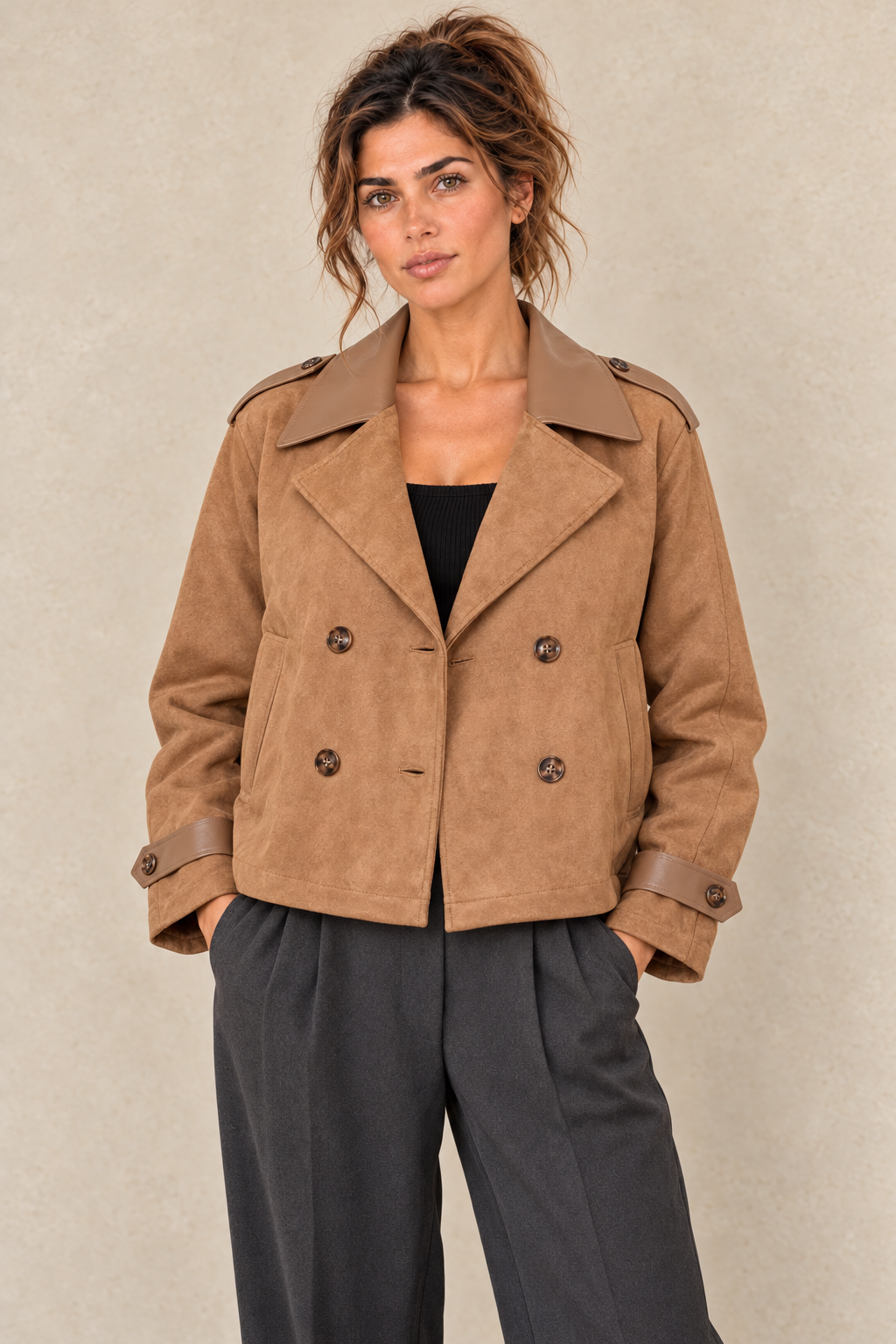 Trench court effet suédine camel — close-up