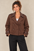 Trench court effet suédine chocolat — close-up