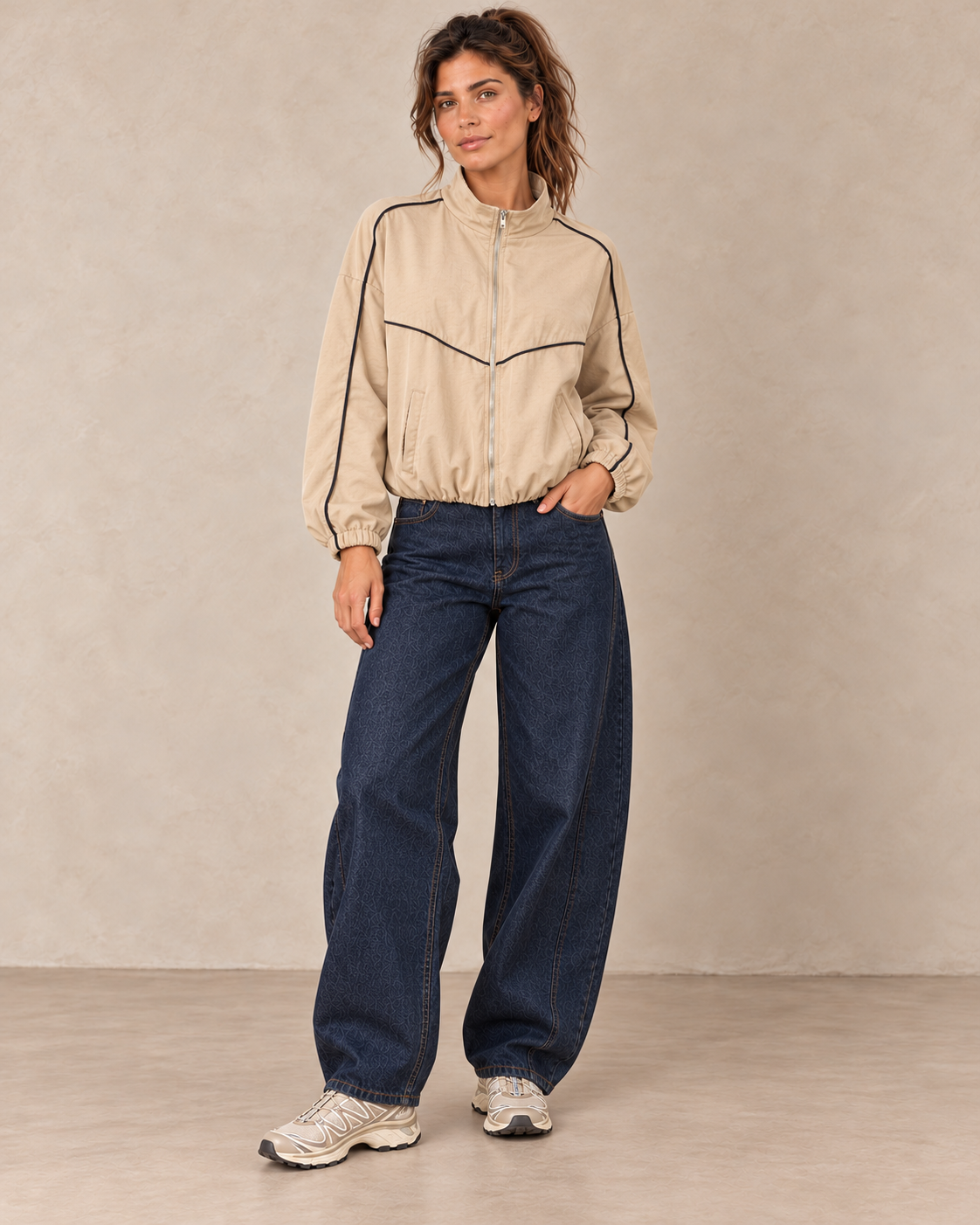 Veste beige avec jean barrel bleu brut et baskets beige — look complet