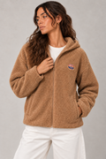 Veste sherpa à capuche camel avec jean barrel blanc, vue rapprochée